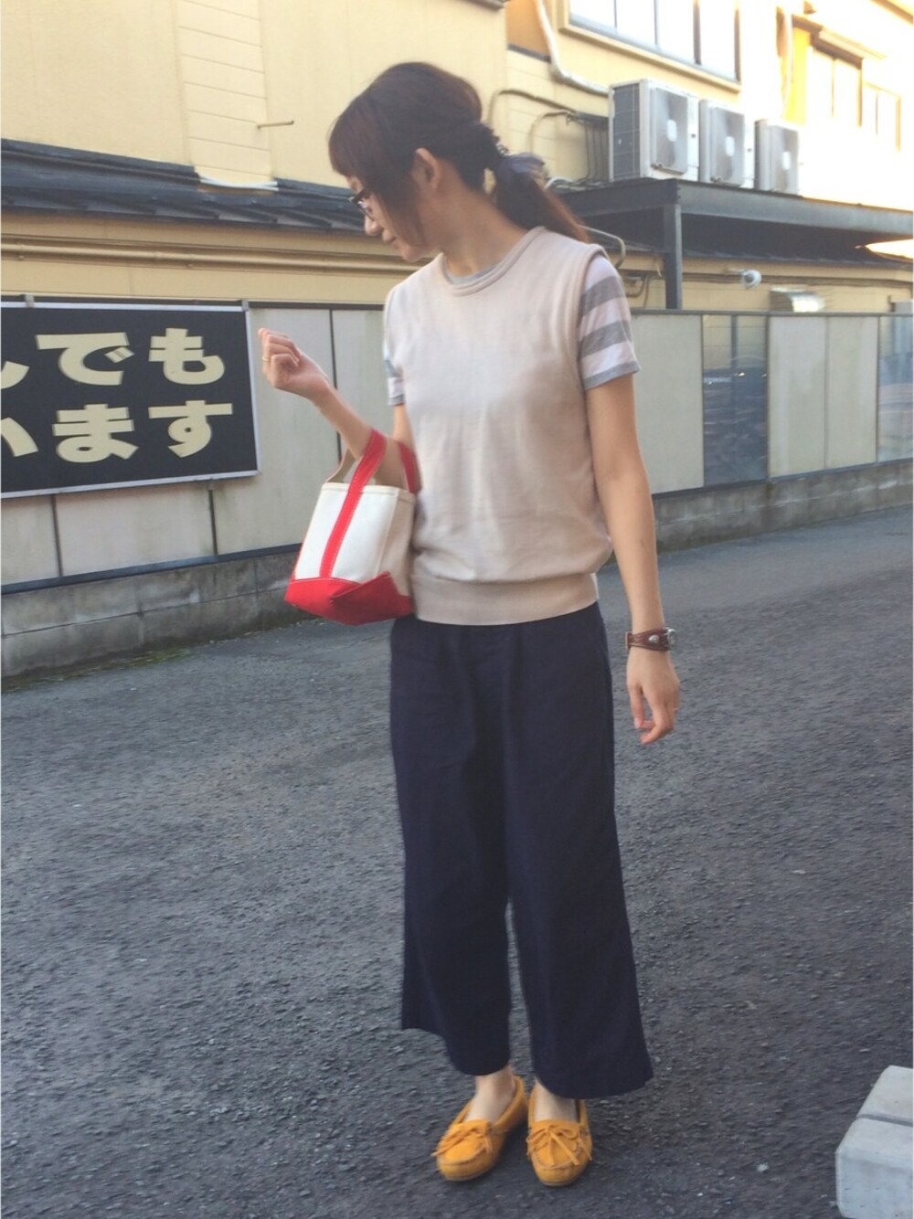 ホワイト系のTシャツ/カットソー、ベージュ系のニット/セーター、ブルー系のその他パンツを着用したレディースの夏コーディネートの1枚目の写真