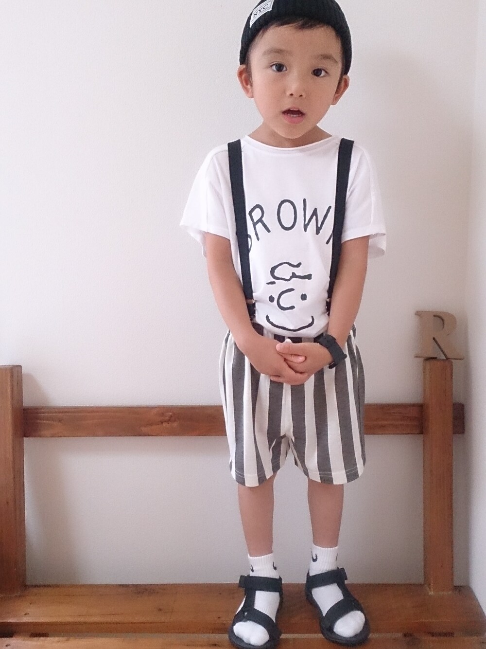 「キッズコーデ、男の子、4歳、ニット帽、BROWN、サスペンダー、CASIO、ストライプパンツ、サンダル、サンダルに靴下」｜「韓国子供服のアイテム（Tシャツ/カットソー、ホワイト系）」を使った、RinRinさん（キッズ・100cm）の夏コーディネートの1枚目の写真