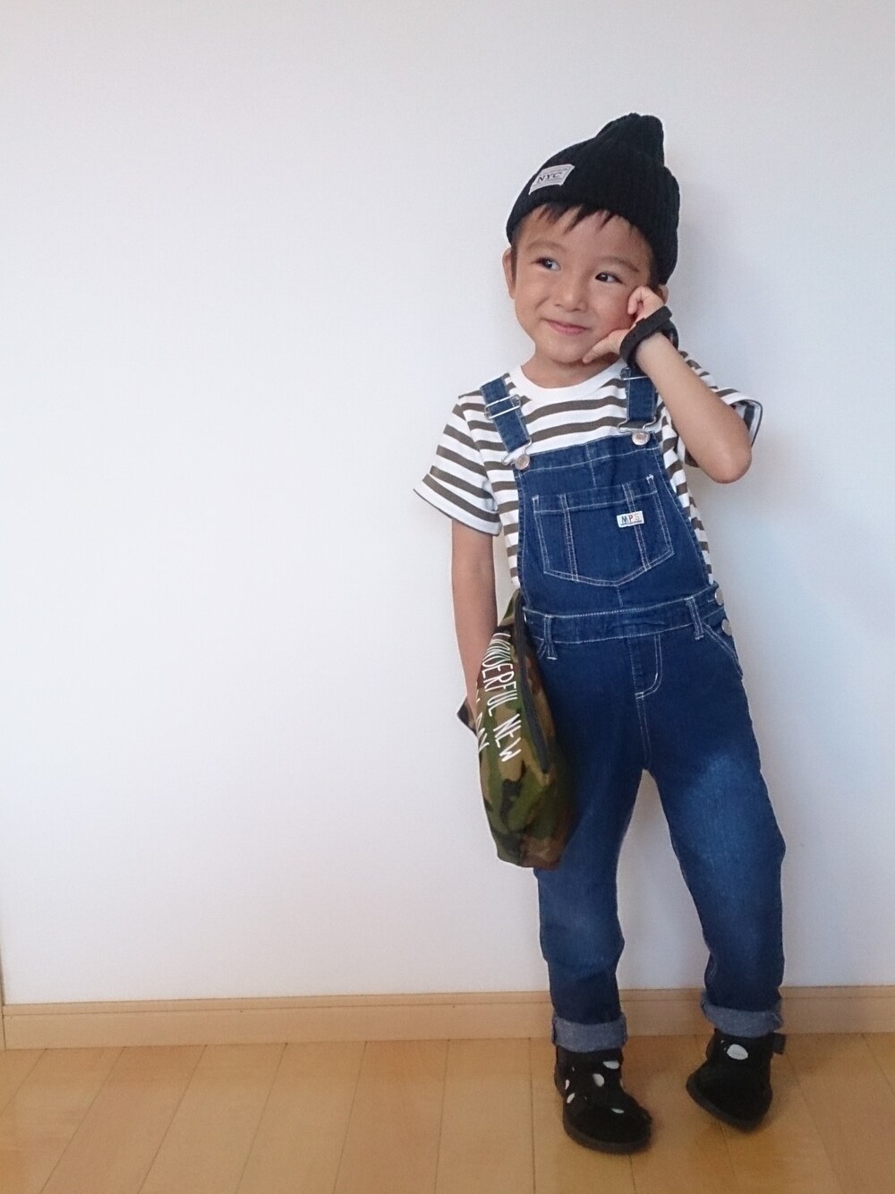 「キッズコーデ、男の子、4歳、ニット帽、オーバーオール、ボーダートップス、CASIO、靴下屋、サンダルに靴下、カモフラクラッチ」｜「Birthdayのアイテム（Tシャツ/カットソー、グリーン系）」を使った、RinRinさん（キッズ・100cm）の夏コーディネートの1枚目の写真