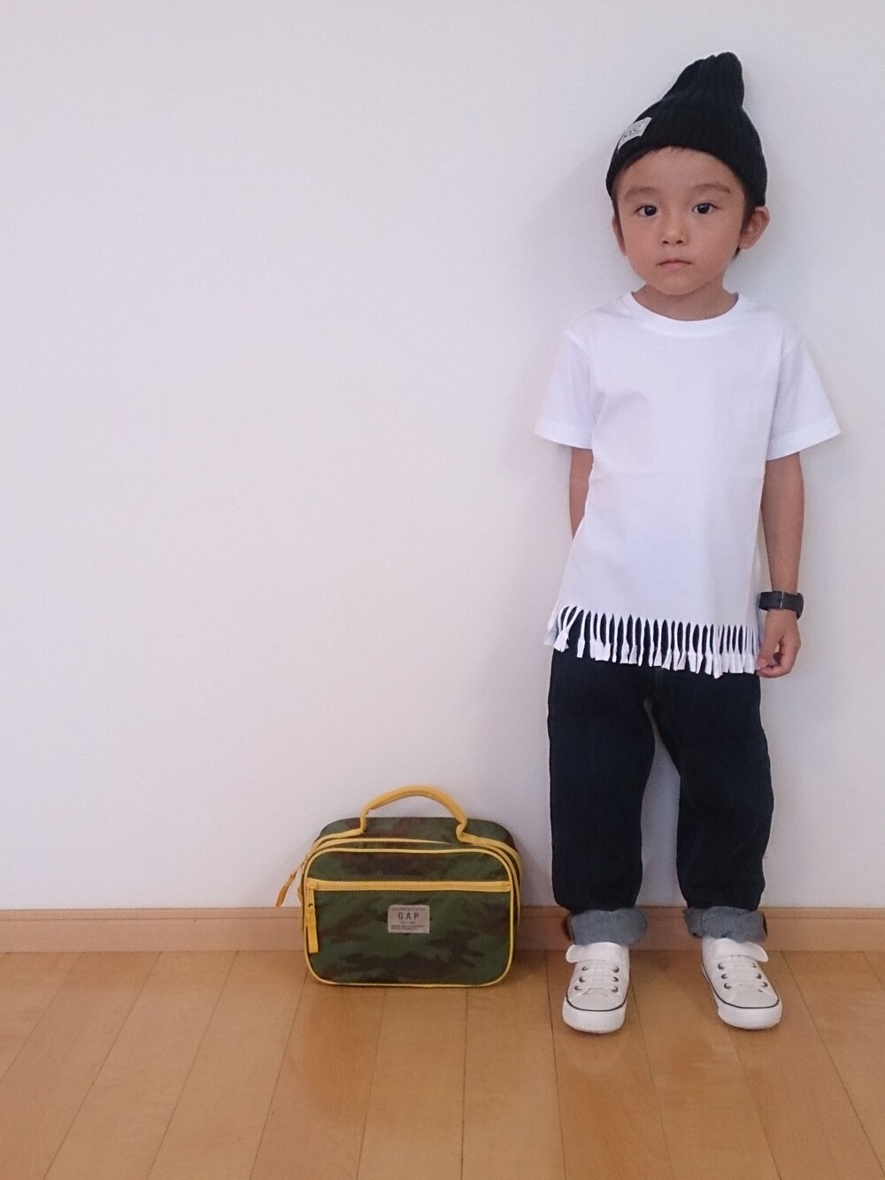 「１人カモフラ連投、キッズコーデ、シンプルコーデ、男の子、白Tシャツ、リメイク、フリンジ、ユニクロ、CASIO、デニムパンツ」｜「リュックver.のアイテム（バックパック/リュック、ホワイト系）」を使った、RinRinさん（キッズ・100cm）の夏コーディネートの1枚目の写真