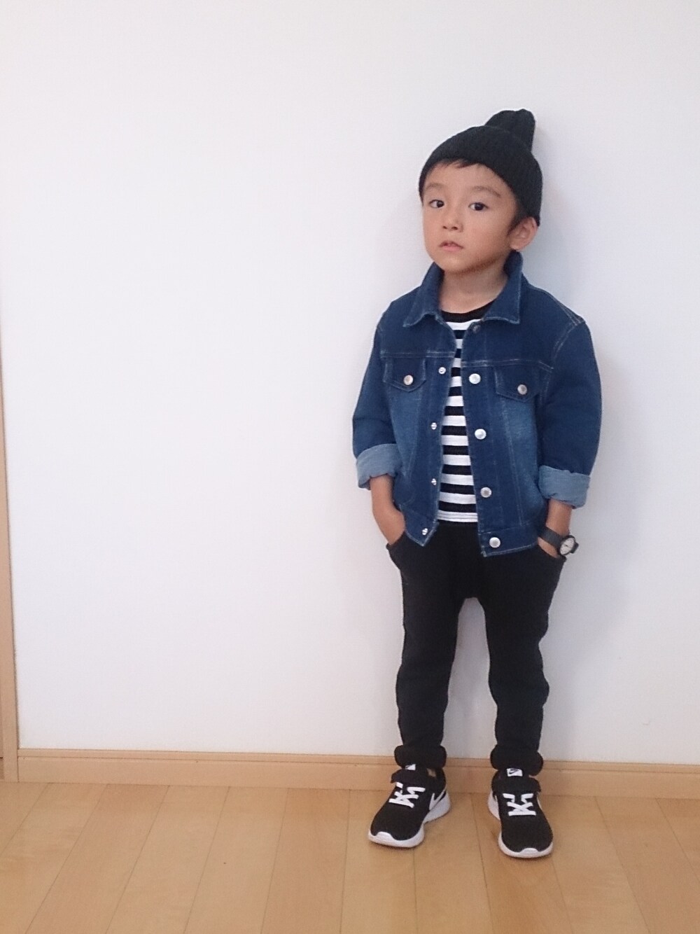 「ドラフトABC、キッズコーデ、男の子、4歳、秋コーデ、ニット帽、デニムジャケット、ボーダートップス、CASIO、NIKE」｜「NIKEの【ROPE' PICNIC KIDS】【NIKE】タンジュンＰＳＶ（スニーカー、ブラック系）」を使った、RinRinさん（キッズ・100cm）の秋コーディネートの1枚目の写真