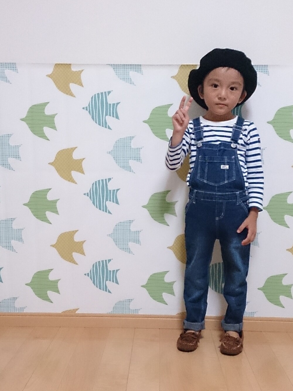 「ラブ＆ピース2016、秋コーデ、キッズコーデ、男の子、4歳、ベレー帽、ボーダートップス、オーバーオール、オールインワン、モカシン」｜「BREEZEの先染めボーダーＴシャツ（Tシャツ/カットソー、ブルー系）」を使った、RinRinさん（キッズ・100cm）の秋コーディネートの1枚目の写真