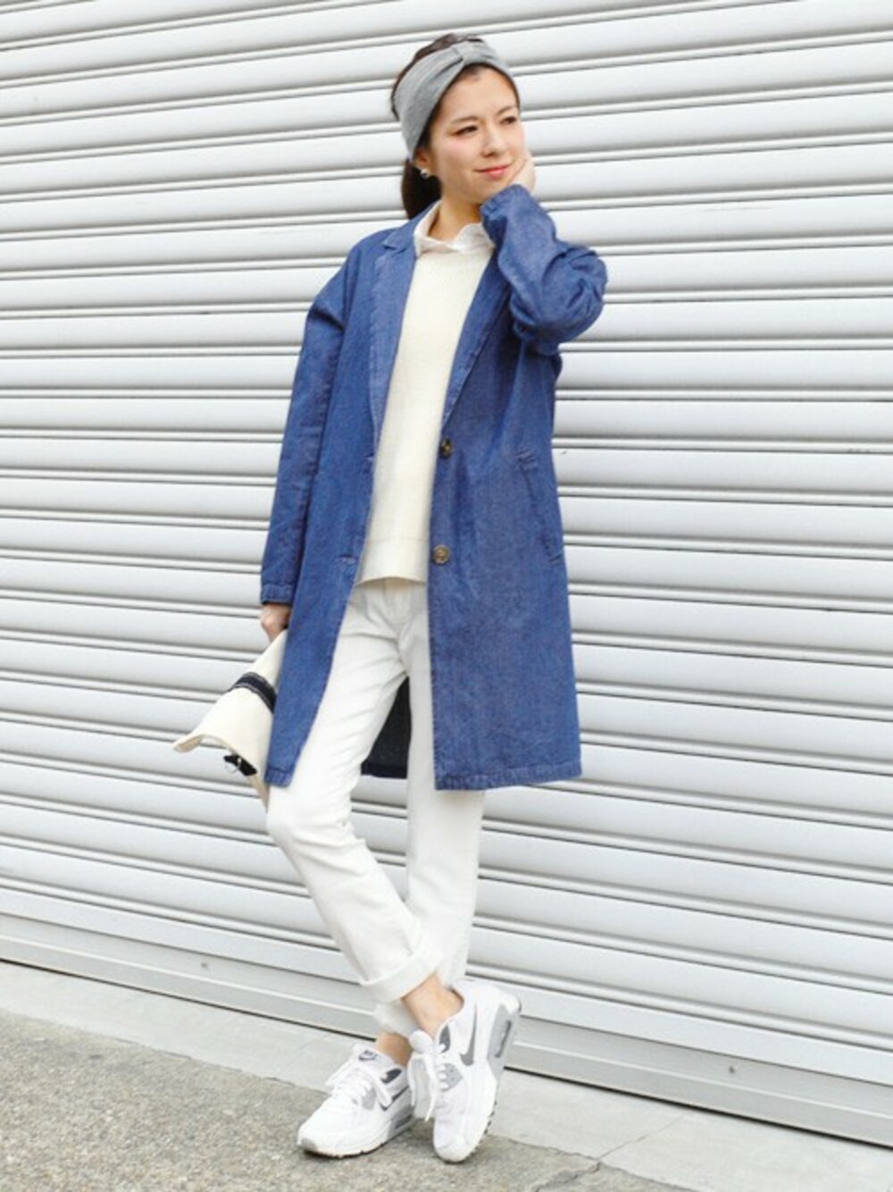 「デニムジャケット、ストレッチパンツ、ニットベスト、春コーデ、白コーディネート、白デニムパンツ、ボーイズライクコーデ」｜「sodaliteのデニムチェスターコート（チェスターコート、ブルー系）」を使った、シトリンチャクラさん（レディース・158cm）の春コーディネートの1枚目の写真