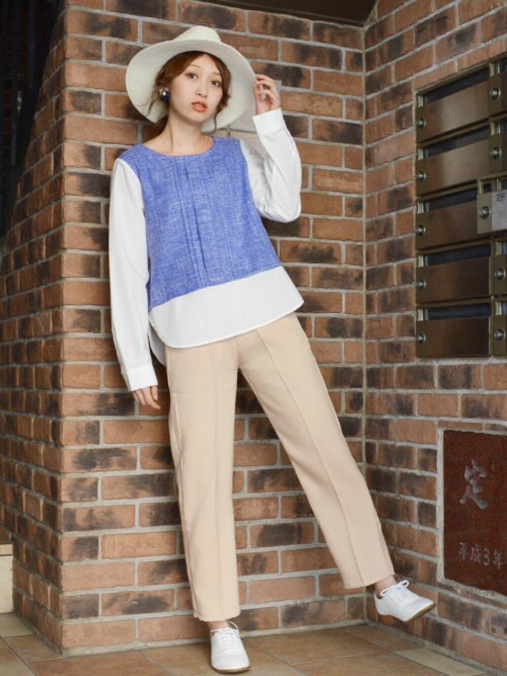 「テーパードパンツ、プルオーバー、レイヤード風、パステルカラー、コンビ、センタープレス加工、大人上品」｜「sodaliteのレイヤード風コンビプルオーバー（Tシャツ/カットソー、ブルー系）」を使った、シトリンチャクラさん（レディース・154cm）の春コーディネートの1枚目の写真