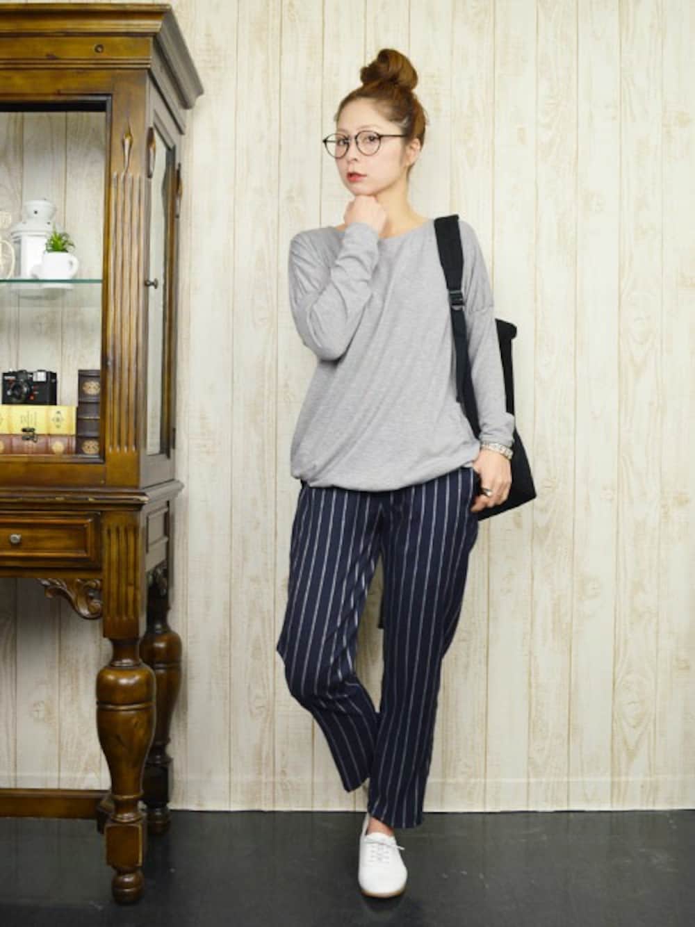 「テーパードパンツ、ストライプパンツ、春コーデ、ドロップ、ストライプテーパードパンツ、パフスリーブT」｜「sodaliteのストライプテーパードパンツ（その他パンツ、ホワイト系）」を使った、シトリンチャクラさん（レディース・162cm）の春コーディネートの1枚目の写真