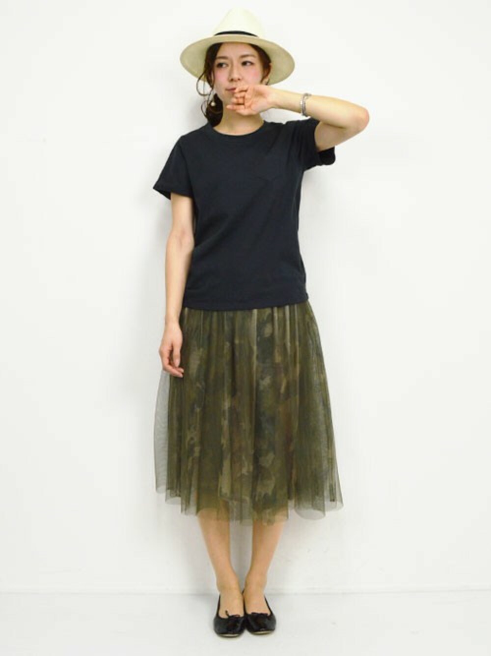 「チュールスカート、迷彩スカート、春コーデ、ポケットＴシャツ、コットンシャツ、ミモレ丈スカート」｜「CITRINE ChakraのコットンポケットT（Tシャツ/カットソー、ブラック系）」を使った、シトリンチャクラさん（レディース・158cm）の春コーディネートの1枚目の写真