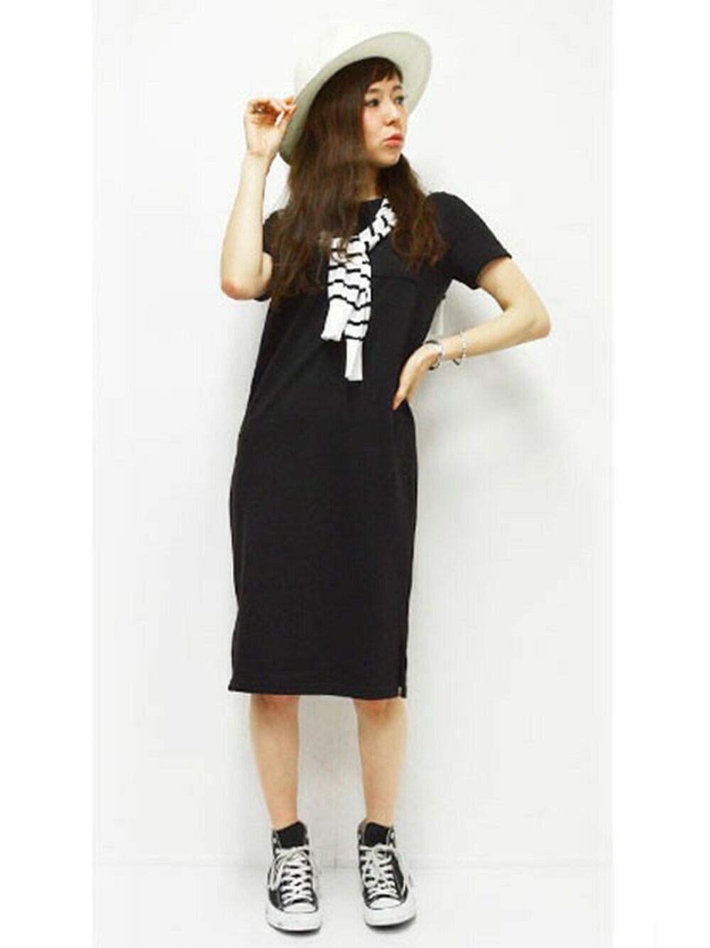 「カーディガン、スカート、スウェットワンピース、マキシワンピース、ボーダーカーディガン、春夏コーデ、ハットコーデ、ペーパーハット」｜「CITRINE Chakraのスウェットマキシワンピース（ワンピース、ブラック系）」を使った、シトリンチャクラさん（レディース・158cm）の夏コーディネートの1枚目の写真