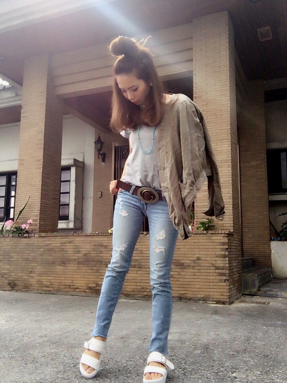 「オトナカジュアル、カジュアル、パックTシャツ、ユニクロ、SLY、デニム、リメイク、おだんごヘアー、ootd、ダメージデニムパンツ」｜「UNIQLOのアイテム（Tシャツ/カットソー、グレー系）」を使った、♡RIE♡さん（レディース・152cm）の春コーディネートの1枚目の写真