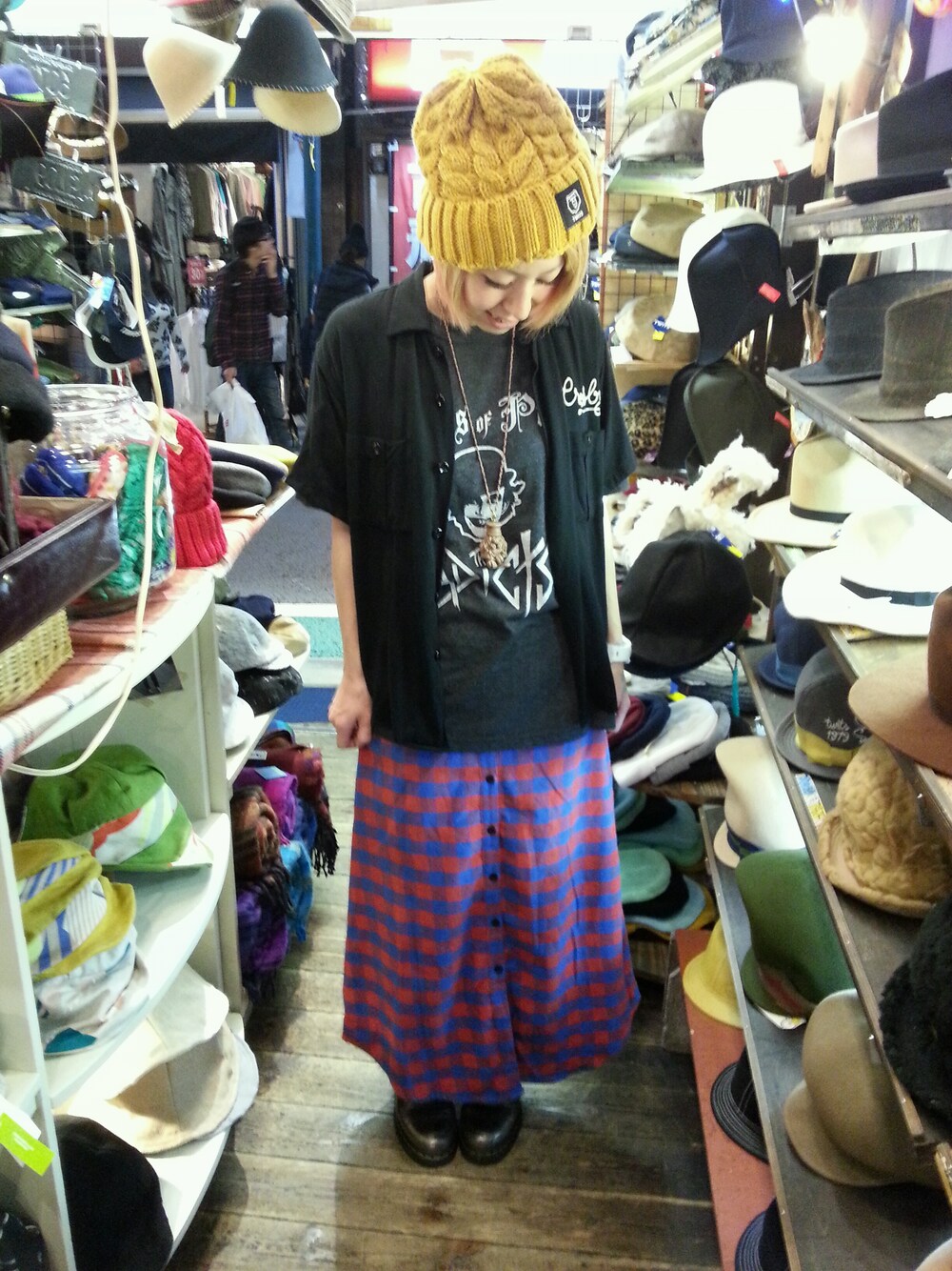 ゴールド系のシューズ、ブラック系のトップス、ブラック系のトップスを着用したレディースの秋コーディネートの1枚目の写真