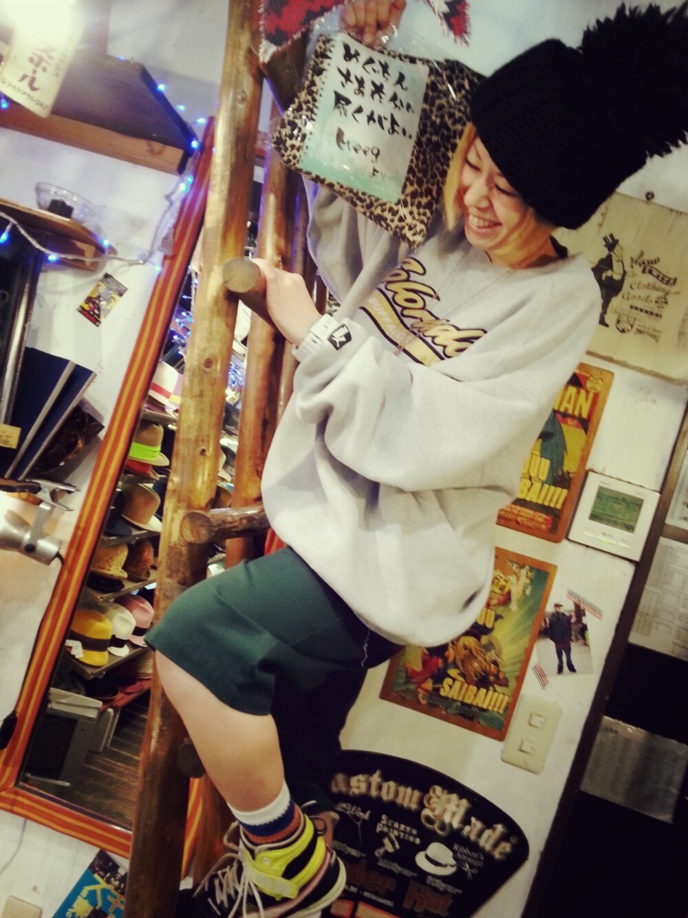 ベージュ系のその他パンツ、グレー系のトップス、グリーン系のその他パンツを着用したレディースの秋コーディネートの1枚目の写真
