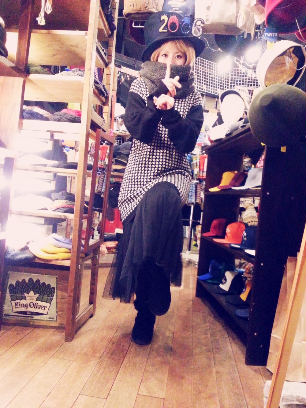 ブラック系のブーツ、ブラック系のニット/セーター、ブラック系のハットを着用したレディースの冬コーディネートの1枚目の写真