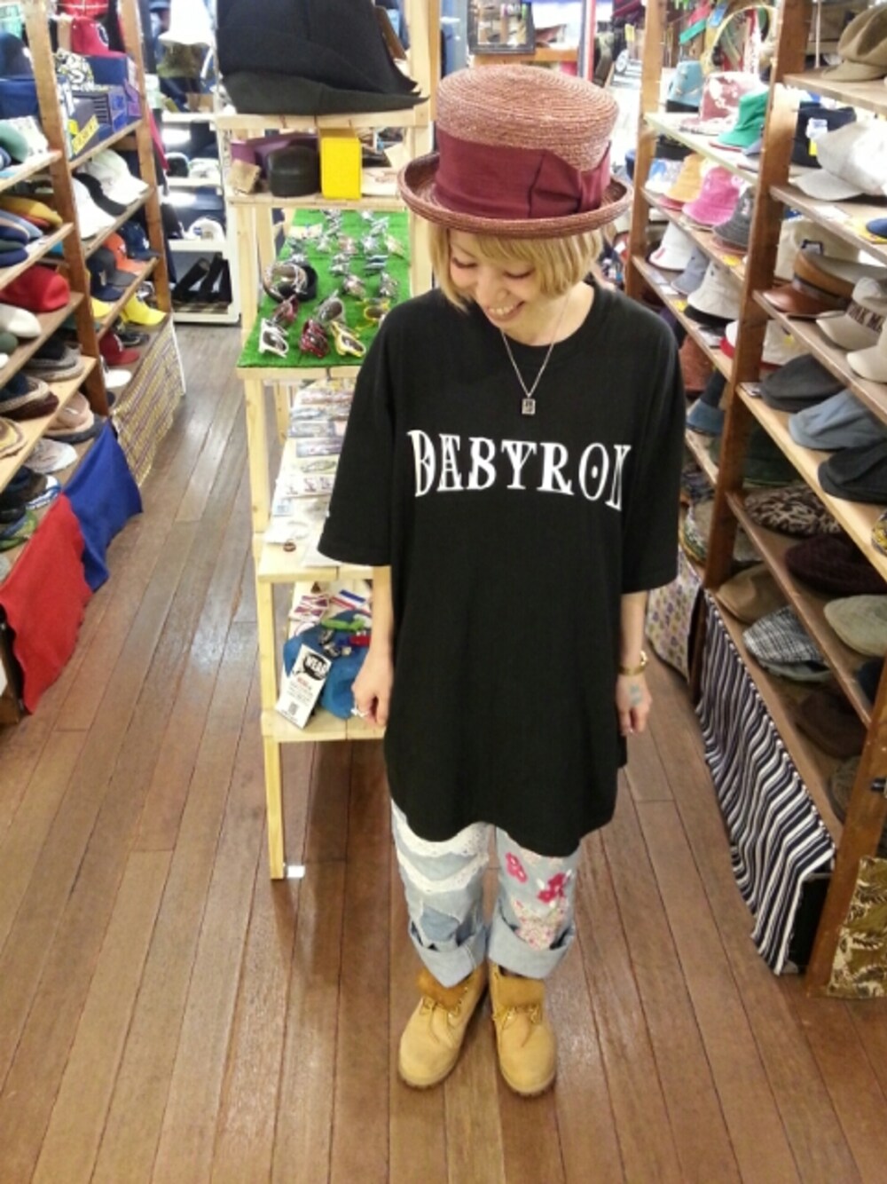 ベージュ系のブーツ、ブラック系のTシャツ/カットソー、ブルー系のデニムパンツを着用したレディースの春コーディネートの1枚目の写真