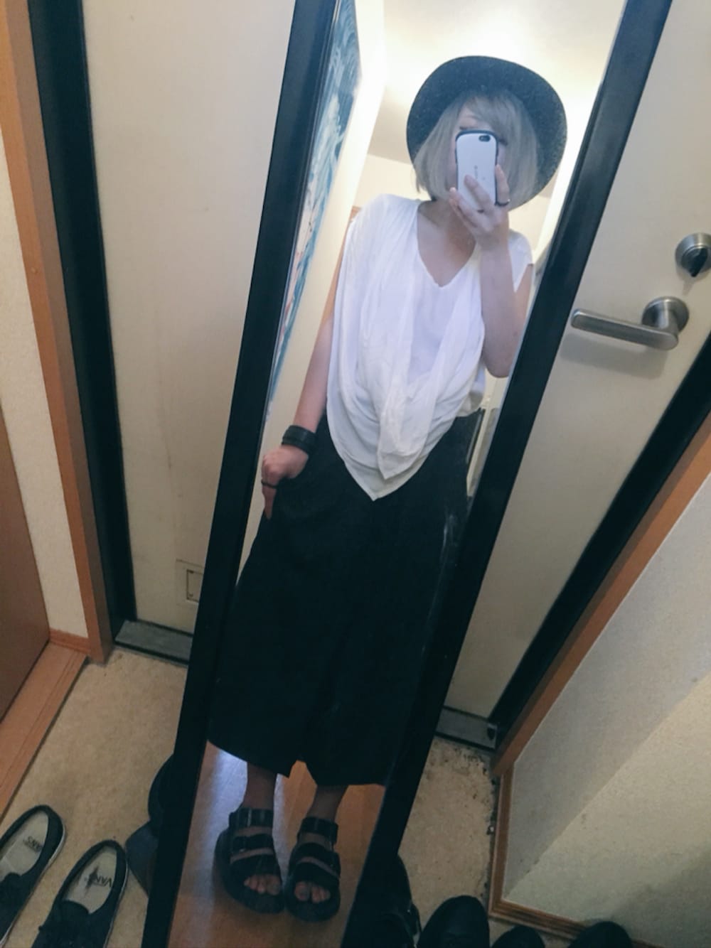 ホワイト系のTシャツ/カットソー、ブラック系のその他パンツ、ブラック系のサンダルを着用したレディースの春コーディネートの1枚目の写真