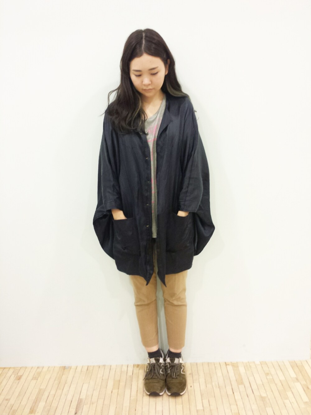 「ガウン、MAISON KITSUNE、YAECA、New Balance、kolmio、kolmiolim、Lim、ネイル」｜「Maison Kitsuneのアイテム（Tシャツ/カットソー、グレー系）」を使った、△kolmio+LIM△さん（レディース・161cm）の秋コーディネートの1枚目の写真