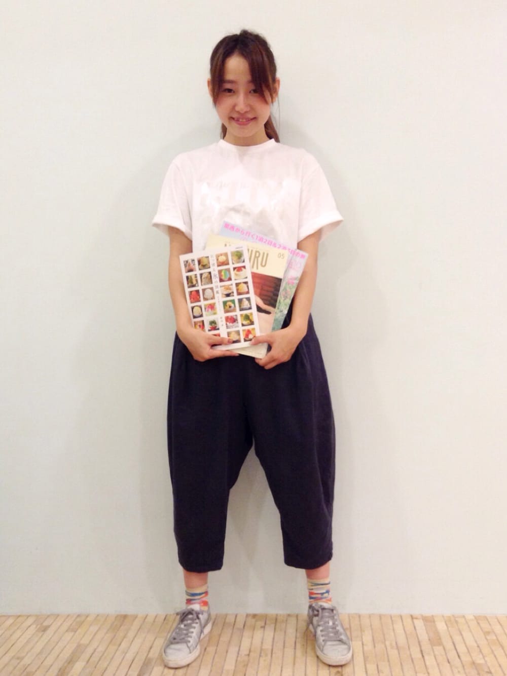 「kolmio、Lim、nail 、ネイル、sneeuw、g.v.g.v.、poembyrabbit、PUMA、白Tシャツ、スニーカー」｜「sneeuwのアイテム（その他パンツ、ブルー系）」を使った、△kolmio+LIM△さん（レディース・160cm）の夏コーディネートの1枚目の写真