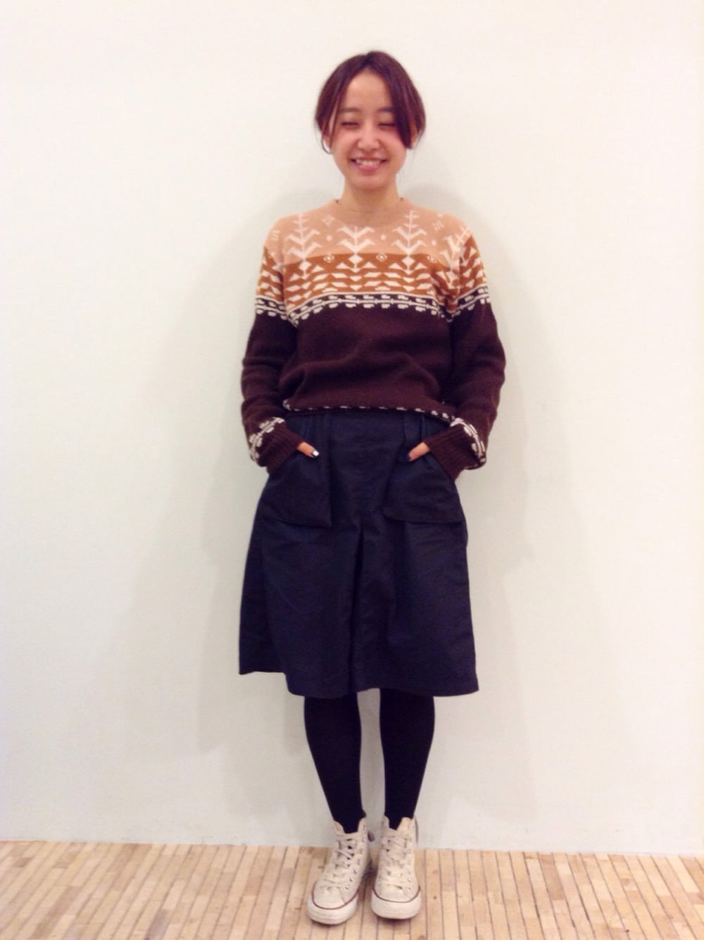 「kolmio、ネイル、nail 、Lim、ニット、古着、converse、grandma mama daughter、ブラウン、タイツ」｜「CONVERSEのアイテム（スニーカー、ホワイト系）」を使った、△kolmio+LIM△さん（レディース・160cm）の秋コーディネートの1枚目の写真