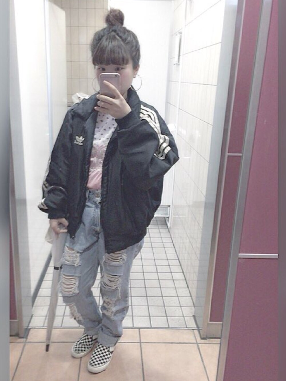 「春、adidas、古着、ビスチェ、サマーニット、used、おだんごヘアー、デニム、ダメージデニムパンツ、スニーカー」｜「usedのアイテム（ナイロンジャケット、ブラック系）」を使った、くるりさん（レディース・151cm）の春コーディネートの1枚目の写真