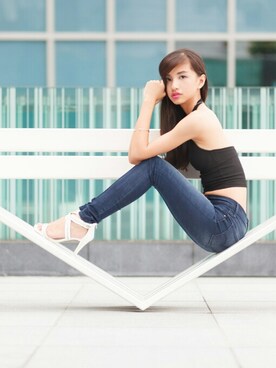 「Levi's（リーバイス）のアイテム（デニムパンツ、ブルー系）」を使った、Vanessa Hoさん（レディース・166cm）の春コーディネート