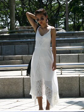 「Abercrombie & Fitchのアイテム（ドレス、ホワイト系）」を使った、Vanessa Hoさん（レディース・166cm）の春コーディネート