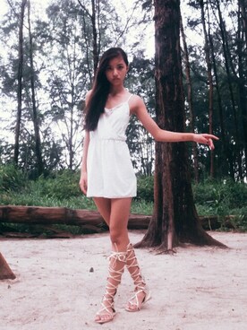 「H&M（エイチ・アンド・エム）のアイテム（ワンピース/ドレス、ホワイト系）」を使った、Vanessa Hoさん（レディース・166cm）の春コーディネート