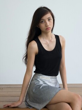 「Supréのアイテム（スカート、シルバー系）」を使った、Vanessa Hoさん（レディース・166cm）の春コーディネート