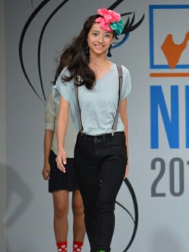 「Levi's（リーバイス）のアイテム（Tシャツ/カットソー、ブルー系）」を使った、Vanessa Hoさん（レディース・166cm）の春コーディネート