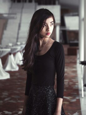「Factorie（ファクトリエ）のアイテム（スカート、ブラック系）」を使った、Vanessa Hoさん（レディース・166cm）の春コーディネート