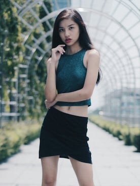 「H&M（エイチ・アンド・エム）のアイテム（トップス、グリーン系）」を使った、Vanessa Hoさん（レディース・166cm）の春コーディネート