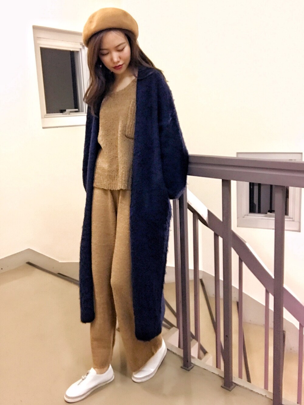 「冬コーデ、カジュアルコーデ、ニット、スニーカー、ニットガウン、ニットセットアップ、ふんわり」｜「AZUL by moussyの起毛ﾛﾝｸﾞﾆｯﾄｶﾞｳﾝ（カーディガン/ボレロ、ブルー系）」を使った、BessieMiさん（レディース・165cm）の秋コーディネートの1枚目の写真