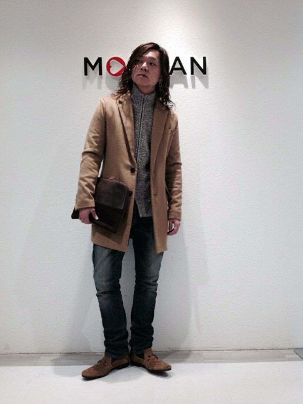 「コート、クラッチバッグ、チェスター」｜「MORGAN HOMMEのカシミアチェスターコート（チェスターコート、イエロー系）」を使った、KIKURINEさん（メンズ・170cm）の冬コーディネートの1枚目の写真