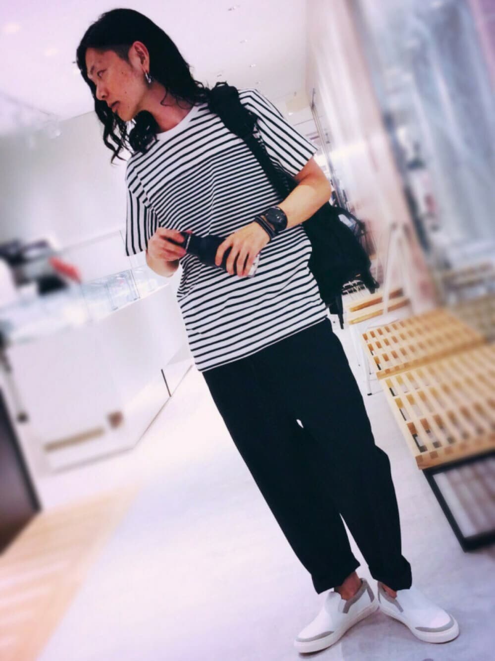ホワイト系のTシャツ/カットソー、ブラック系のその他パンツ、ブラック系のバックパック/リュックを着用したメンズの夏コーディネートの1枚目の写真