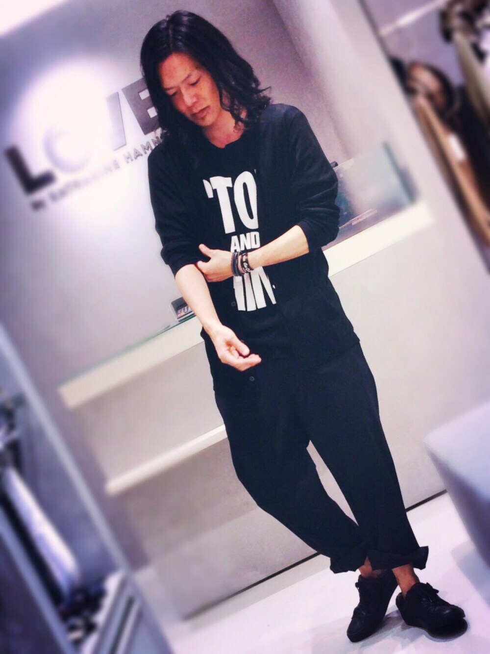 ブラック系のカーディガン/ボレロ、ブラック系のTシャツ/カットソー、ブラック系のスニーカーを着用したメンズの夏コーディネートの1枚目の写真