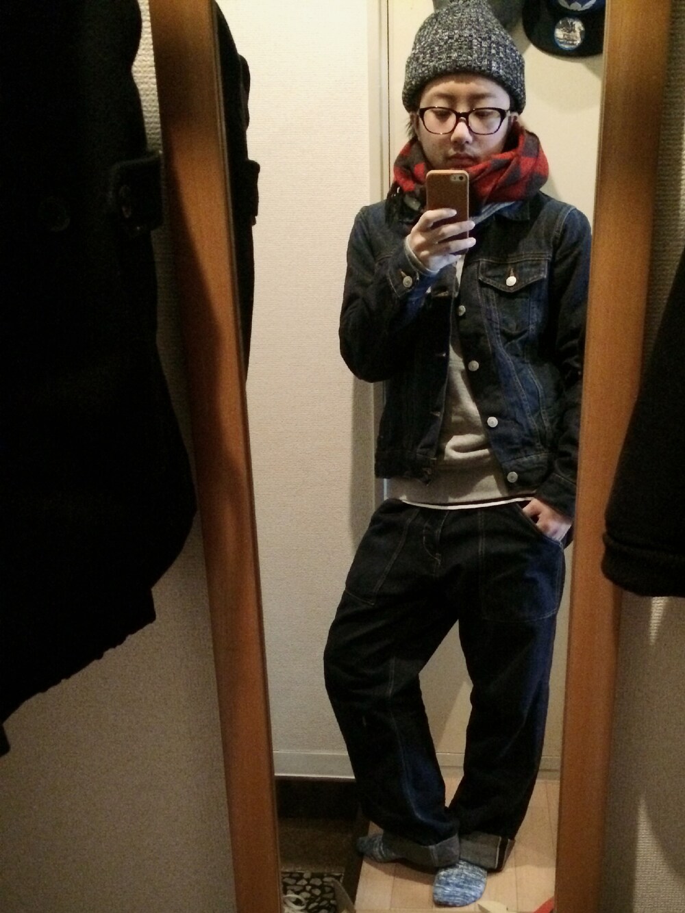 グレー系のパーカー、その他のTシャツ/カットソー、ブルー系のデニムパンツを着用したメンズの春コーディネートの1枚目の写真