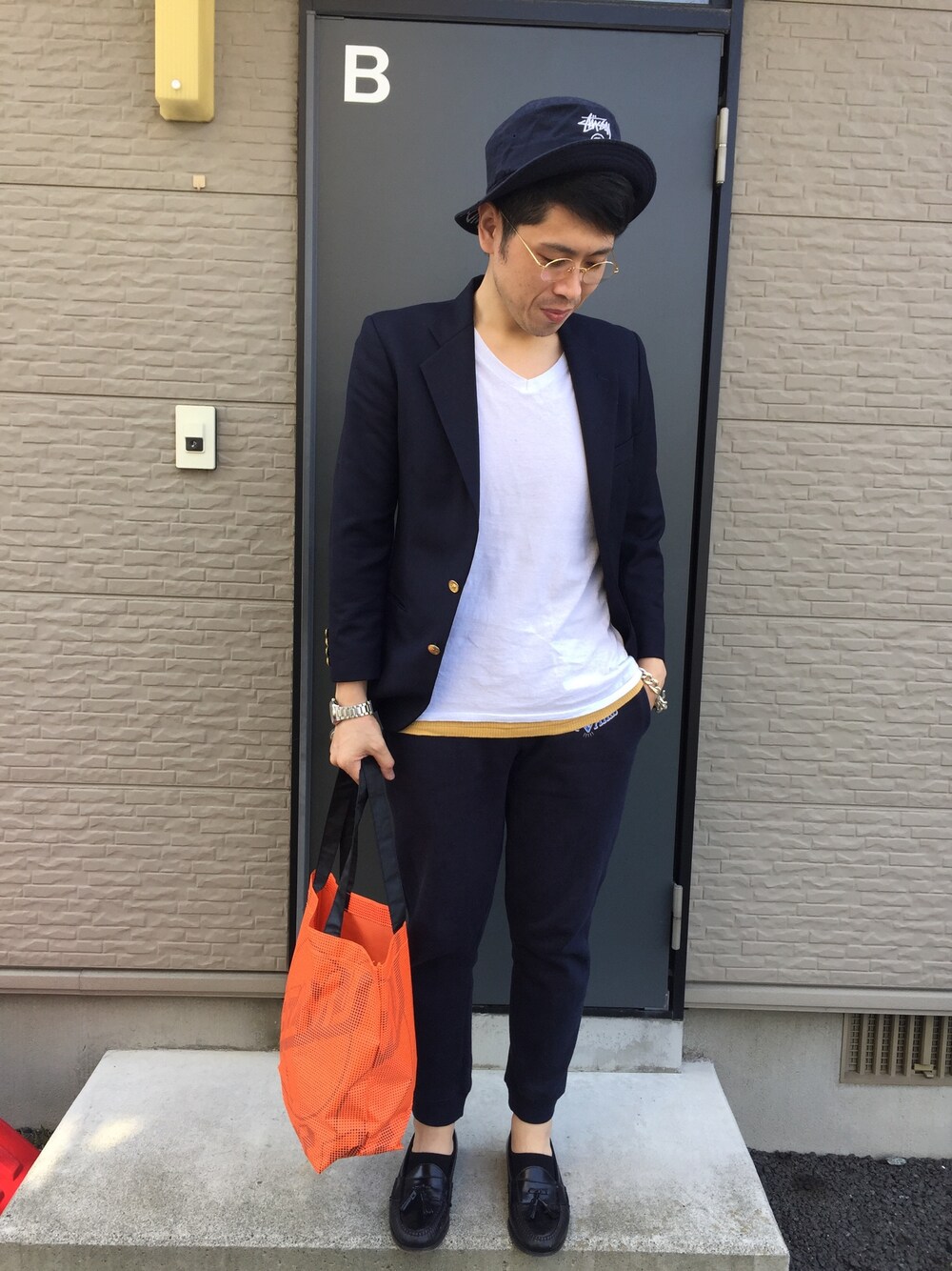 「ピクニック、Vネック、革靴、リブパンツ、エコバッグ、白シャツ、バケットハット」｜「POLO RALPH LAURENのアイテム（ノーカラージャケット、ブルー系）」を使った、pinoken さん（メンズ・173cm）の春コーディネートの1枚目の写真