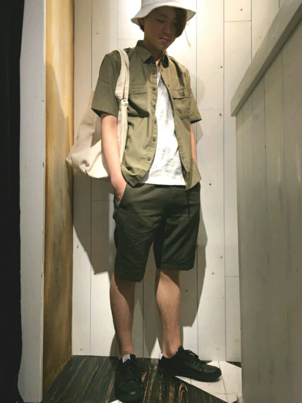 「メンズビギ(MEN'S BIGI)、Admiral、夏、夏コーデ、カジュアル、白、カーキ、ミリタリー、ショートパンツ、シャツ」｜「MEN'S BIGIのミリタリー半袖シャツ(ベージュ・カーキ・迷彩)（シャツ/ブラウス、グリーン系）」を使った、KAIさん（メンズ・175cm）の夏コーディネートの1枚目の写真