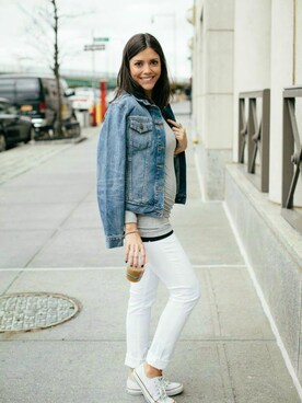 「GAP（ギャップ）のPure Body long-sleeve tee（スウェット、ホワイト系）」を使った、Viviana Nordenさん（レディース・165cm）の春コーディネート