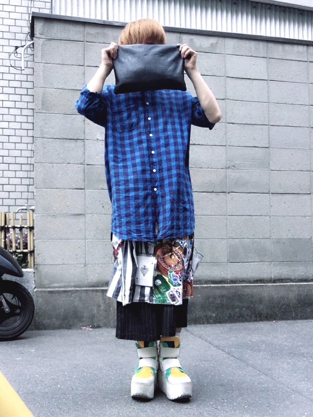 ブラック系のクラッチバッグ、ブルー系のシャツ/ブラウス、その他のスカートを着用したメンズの夏コーディネートの1枚目の写真