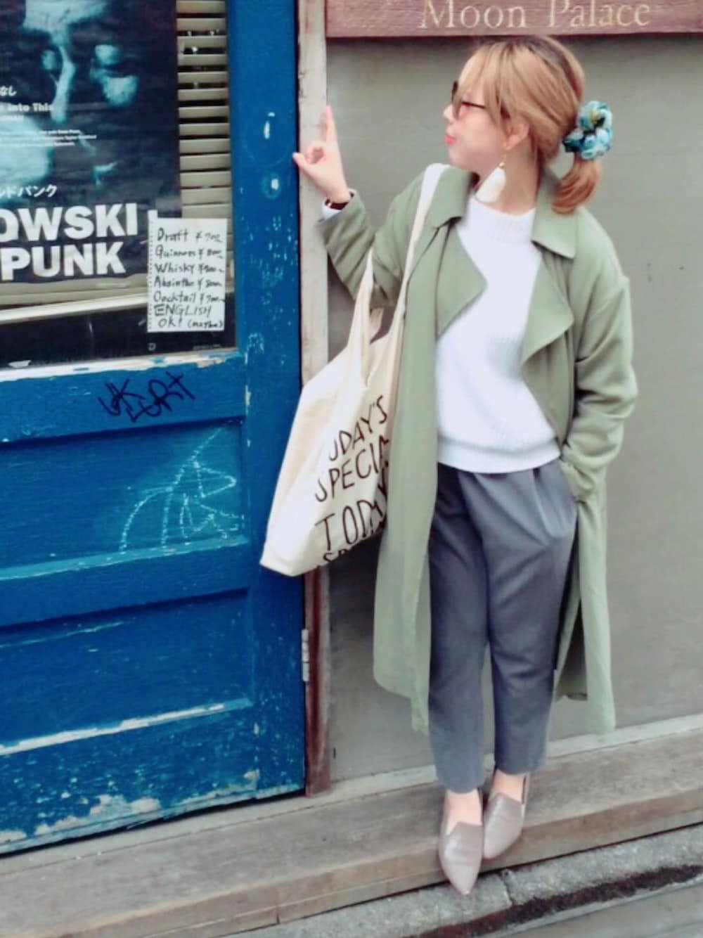 「ドラフトLF、ドラフトJS、テロンチ、トレンチコート、スカーフ、春、ootd、オトナカジュアル、プチプラ、カーキ」｜「LOWRYS FARMのジョーゼットトレンチコート　713014（トレンチコート、グリーン系）」を使った、kumiosadaさん（レディース・155cm）の春コーディネートの1枚目の写真
