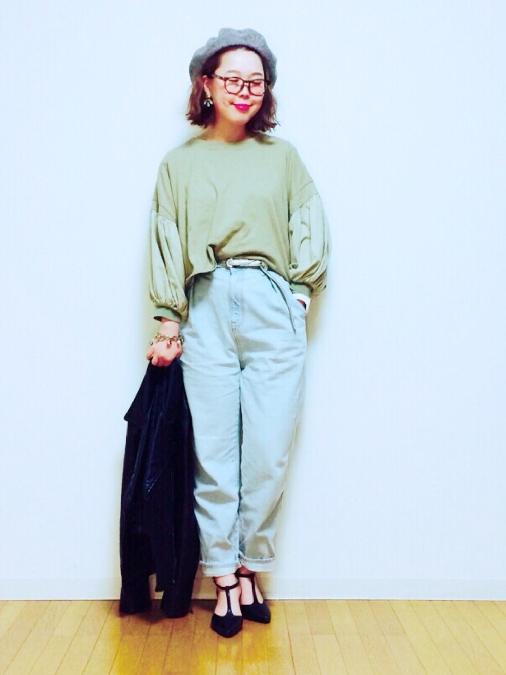 グリーン系のTシャツ/カットソー、ブルー系のデニムパンツ、ブラック系のライダースジャケットを着用したレディースの春コーディネートの1枚目の写真