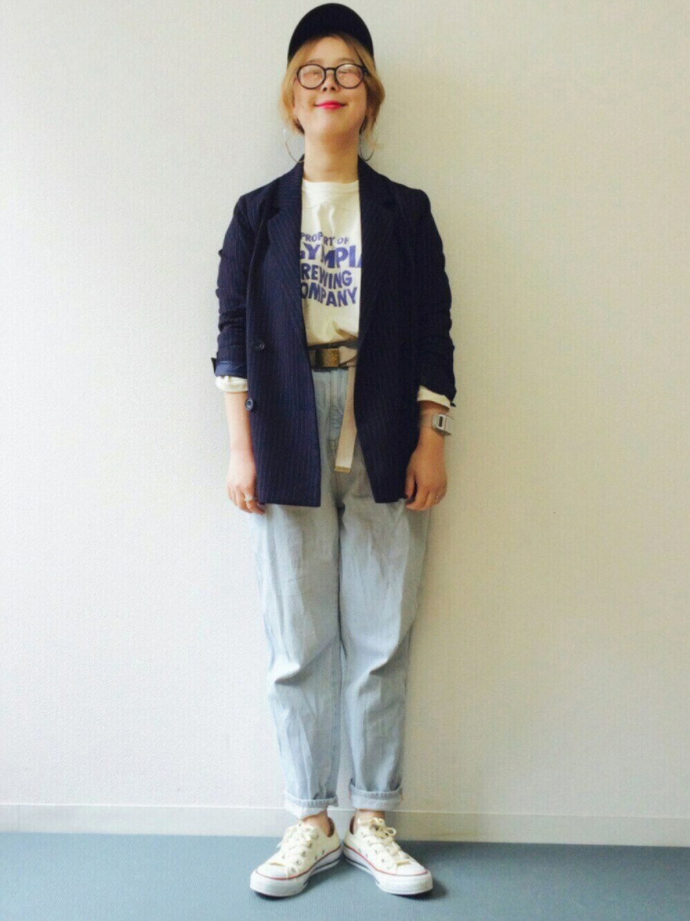 ブルー系のその他アウター、ブルー系のデニムパンツ、ホワイト系のスニーカーを着用したレディースの春コーディネートの1枚目の写真