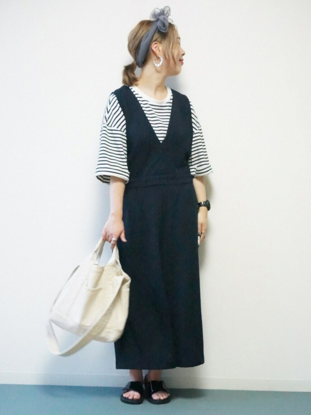 ブルー系のつなぎ/オールインワン、ホワイト系のショルダーバッグ、ブラック系のサンダルを着用したレディースの夏コーディネートの1枚目の写真