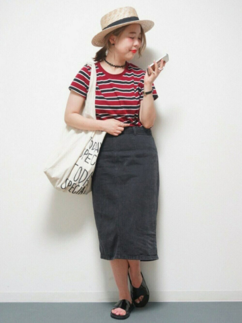 レッド系のワンピース、ホワイト系のエコバッグ/サブバッグ、ブラック系のサンダルを着用したレディースの夏コーディネートの1枚目の写真