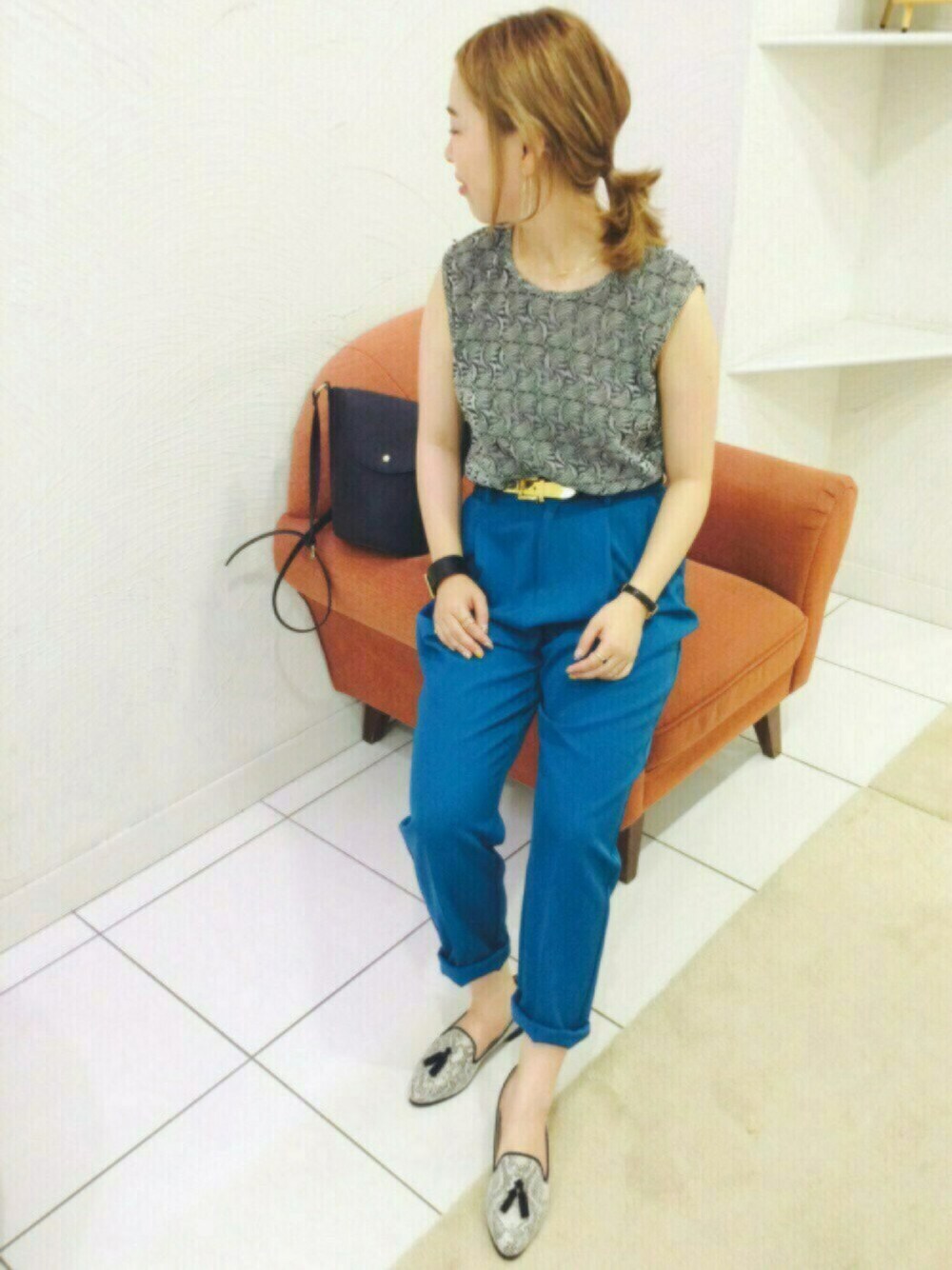 ブラック系のショルダーバッグ、その他のドレスシューズ、ブルー系のその他パンツを着用したレディースの夏コーディネートの1枚目の写真