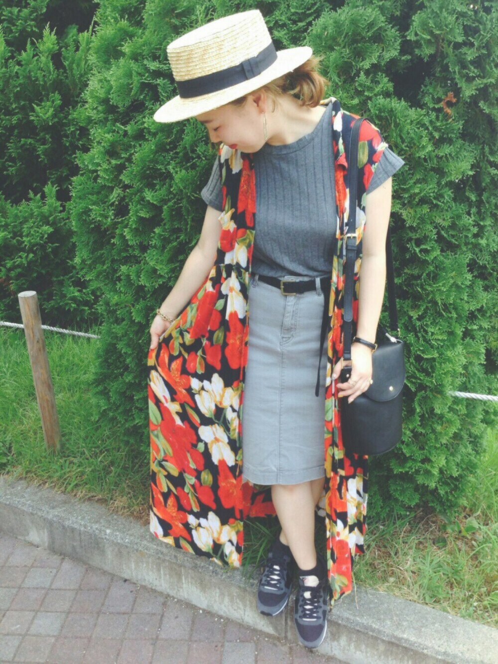 ブラック系のショルダーバッグ、グレー系のTシャツ/カットソー、レッド系のワンピースを着用したレディースの夏コーディネートの1枚目の写真