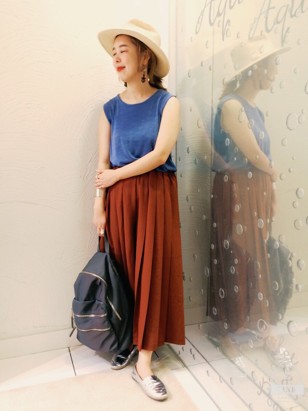 レッド系のその他パンツ、グレー系のバックパック/リュック、シルバー系のスリッポンを着用したレディースの夏コーディネートの1枚目の写真