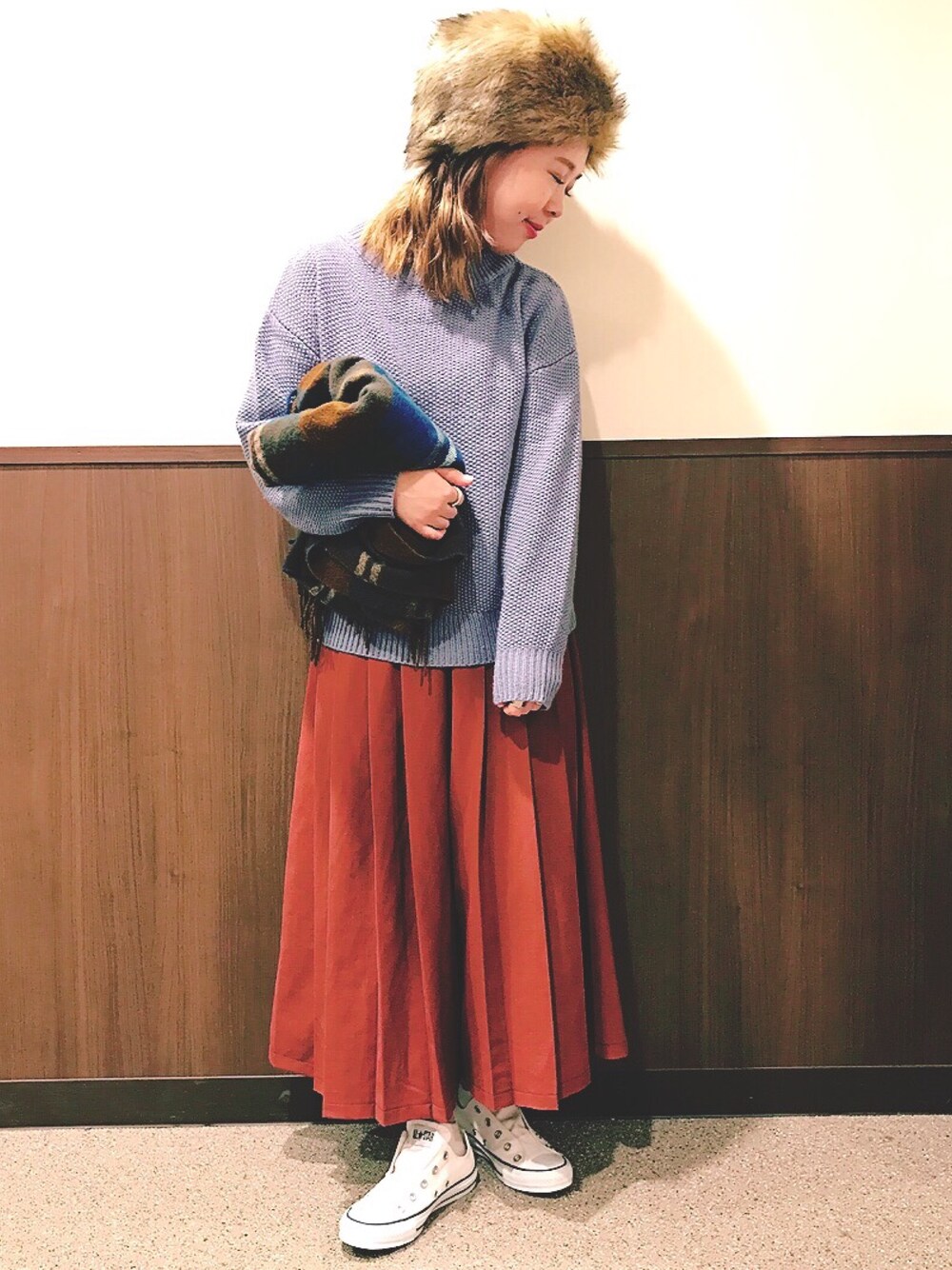 「カラーニット、ゆるニット、プリーツ、プリーツパンツ、ワイドパンツ、ファー小物、ファー帽子、ストール、チェック柄、サックスブルー」｜「Factor=のfactor= ハイネックニットショートプルオーバー（ニット/セーター、ブルー系）」を使った、kumiosadaさん（レディース・155cm）の秋コーディネートの1枚目の写真