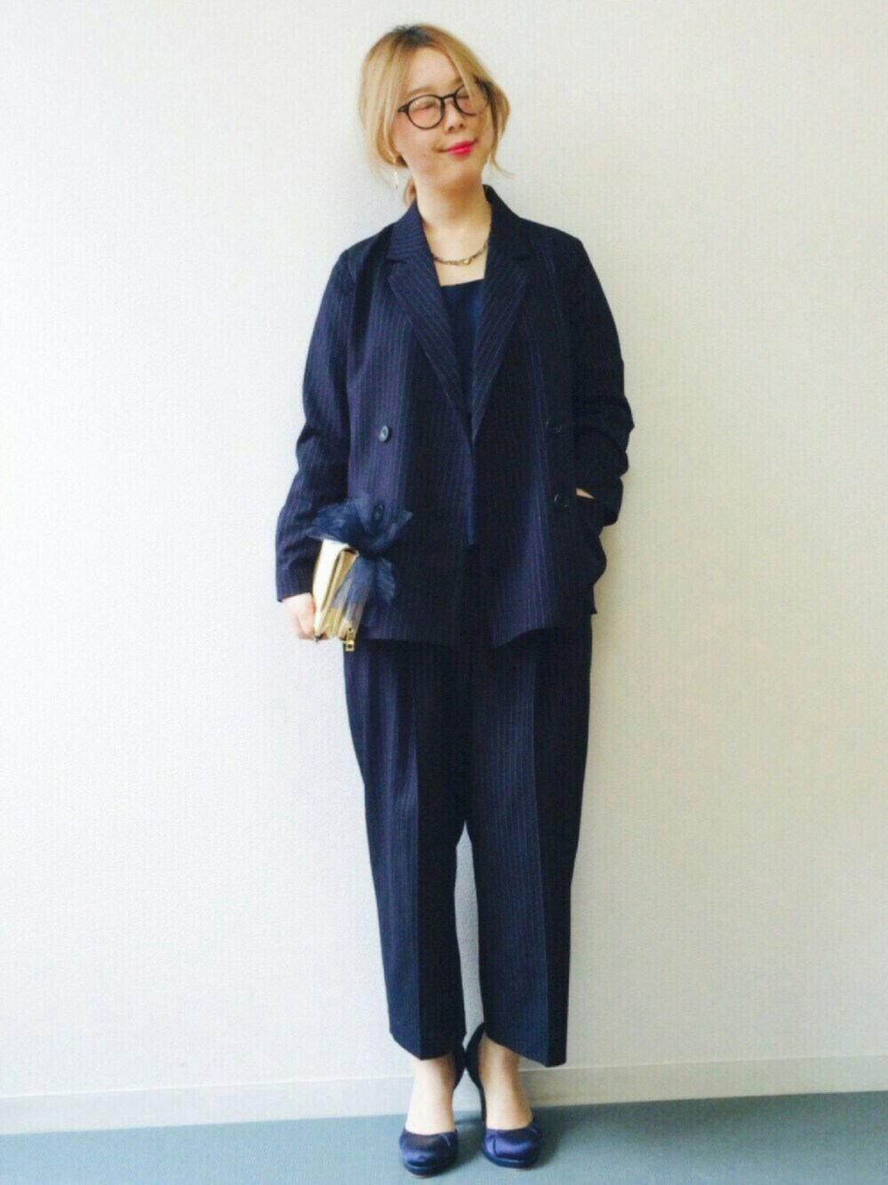 ブルー系のその他アウター、ブルー系のその他パンツ、ベージュ系のショルダーバッグを着用したレディースの春コーディネートの1枚目の写真