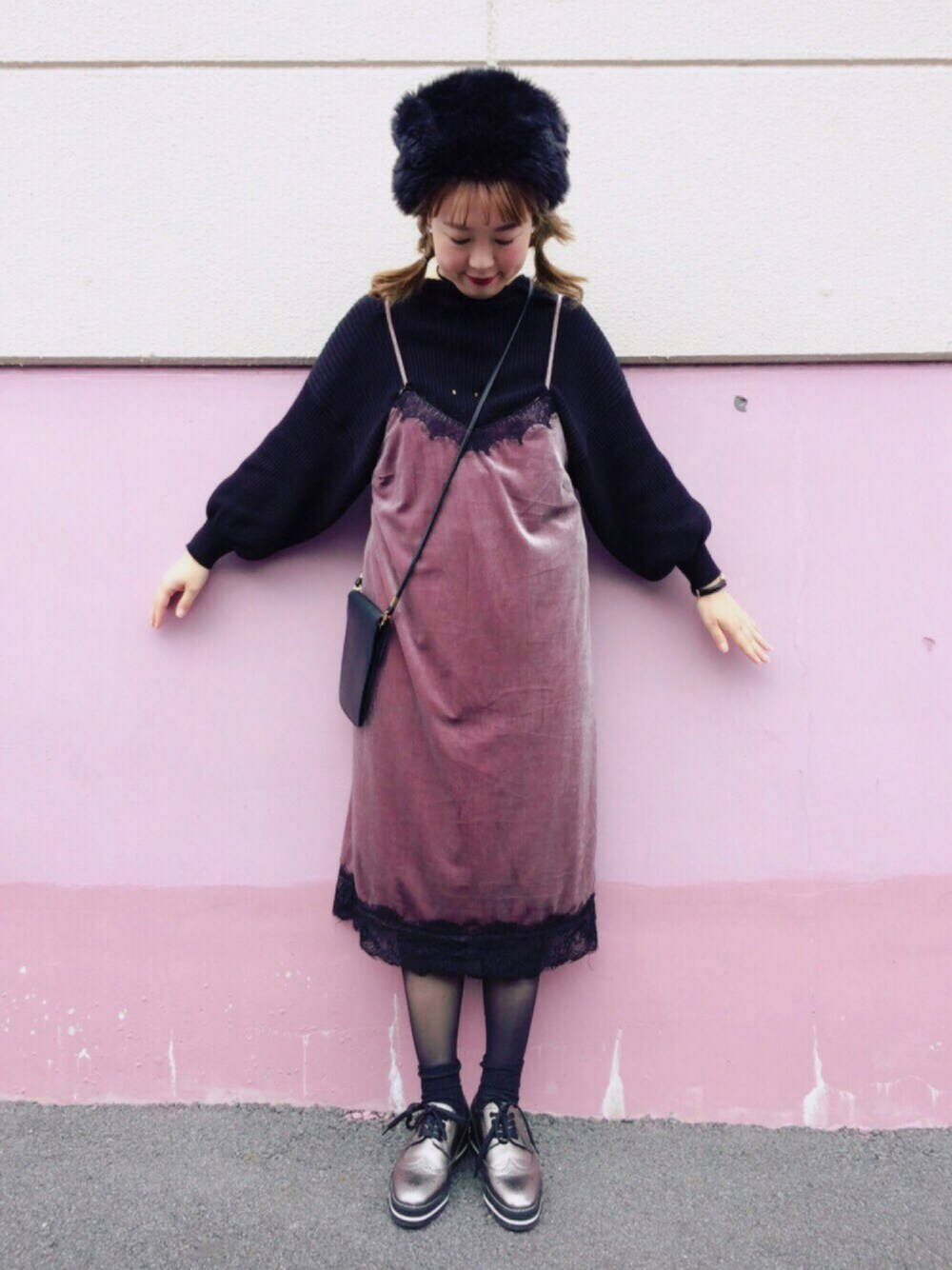パープル系のワンピース、ブラック系のニット/セーター、グレー系のドレスシューズを着用したレディースの秋コーディネートの1枚目の写真