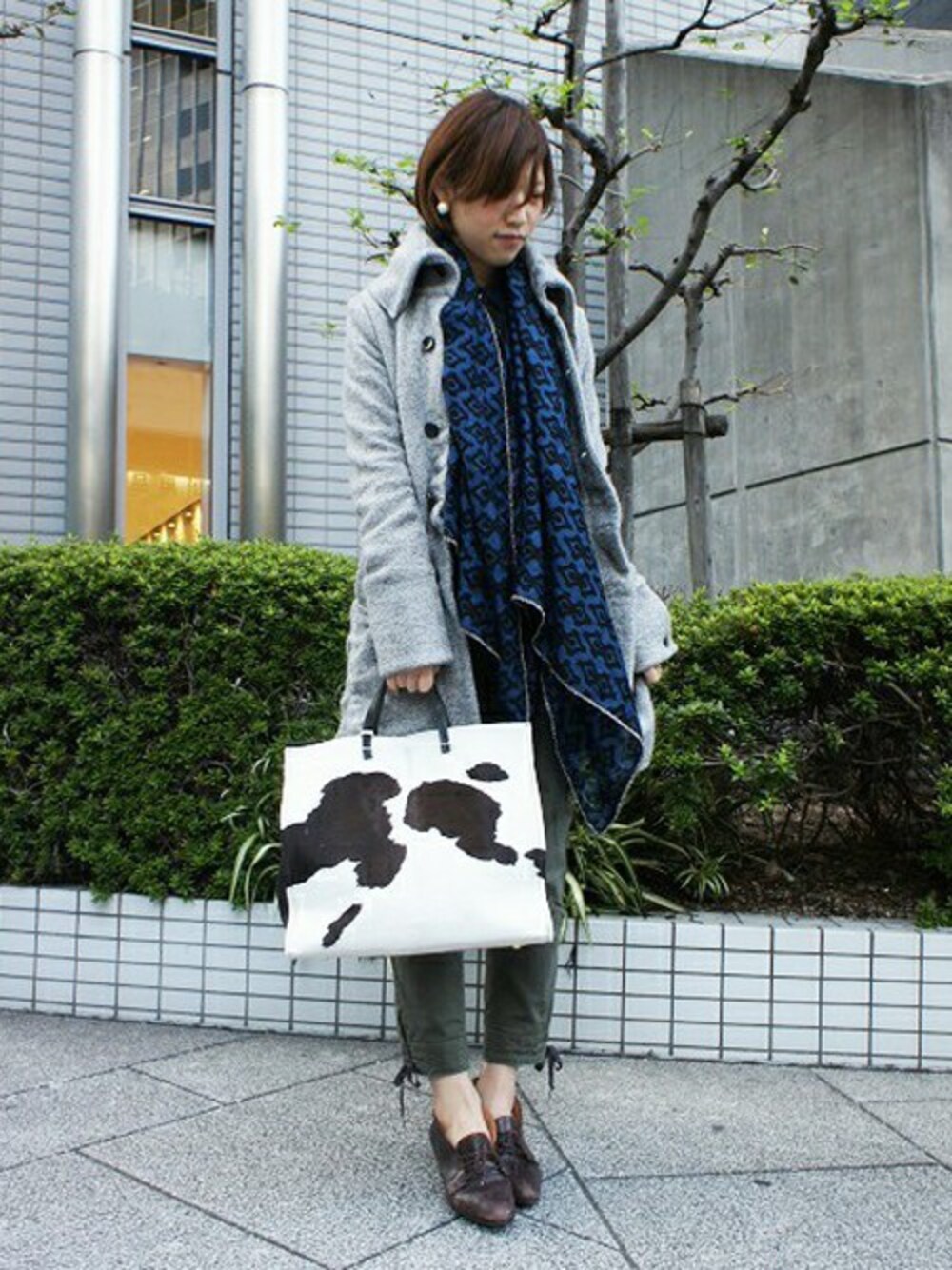「WEAR始めました！、カラーアウター」｜「DUL DE VERREのギャザーシャツ（D3029）（シャツ/ブラウス、ブルー系）」を使った、Johnbull Private laboさん（レディース・166cm）の秋コーディネートの1枚目の写真