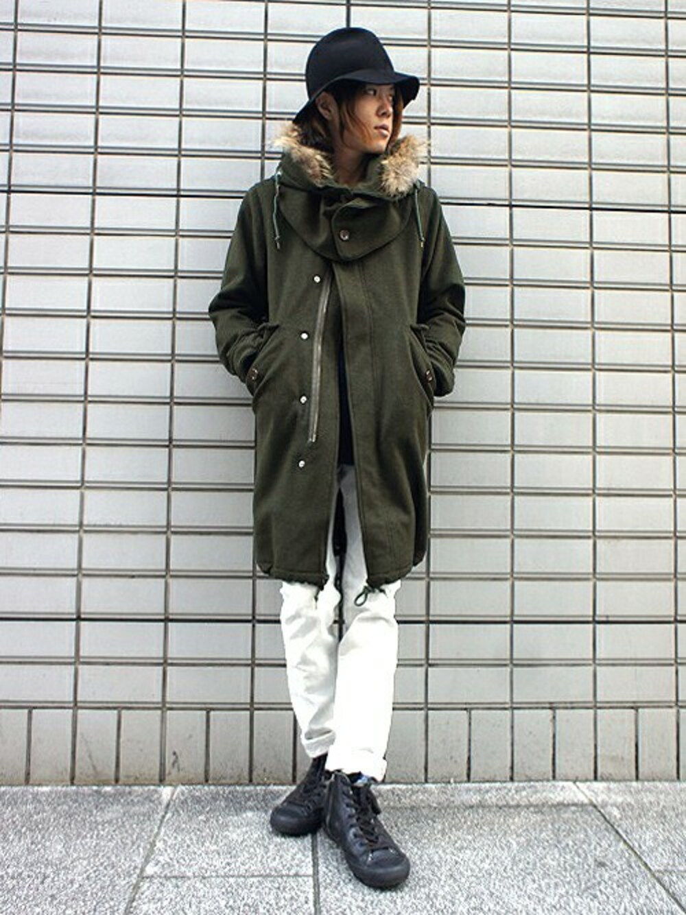「スニーカー、モッズコート、ハット、ホワイトデニム、Johnbull Private labo」｜「Johnbull Private laboのスリムデニムパンツ（デニムパンツ、ホワイト系）」を使った、Johnbull Private laboさん（メンズ・168cm）の冬コーディネートの1枚目の写真